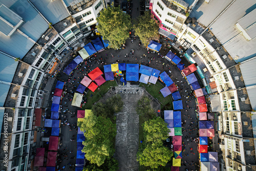 Valokuva Aerial top down view of A stretch of stalls at a ramadhan bazaar in Bandar Seri Putra, Selangor
