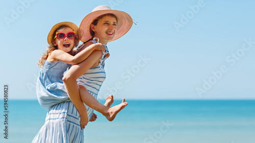 Canvas Print A family during summer vacations on a trip to the sea.