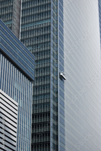 超高層ビルの外壁を掃除する作業員の風景