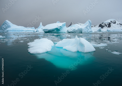 Fotografiet Antarctic nature landscape with icebergs in Greenland icefjord during midnight sun