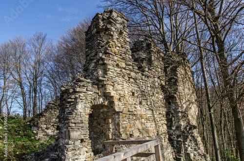 Ruiny zamku na górze Sobień rodu Kmitów 