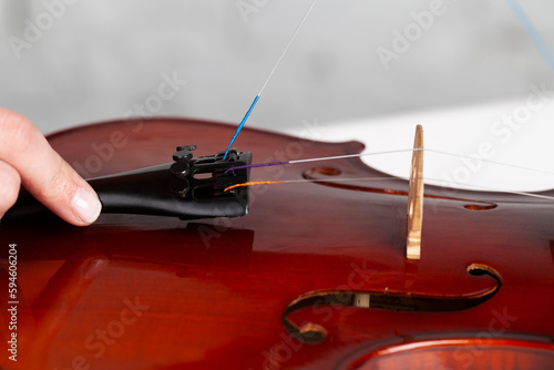 Bild auf Leinwand Violin on studio background. String stretching process.