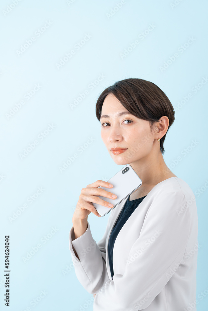 スマホを持つビジネスウーマン スマホを持つビジネスウーマン