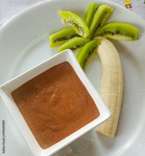 Mousse au chocolat avec banane et kiwi