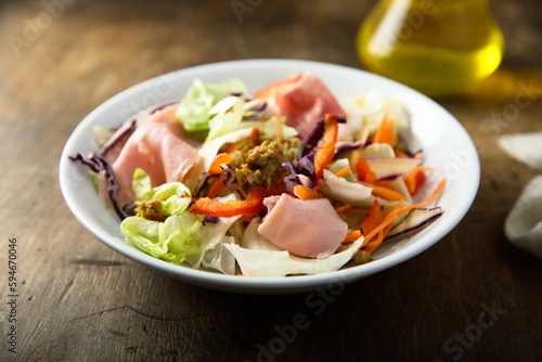Leaf salad with ham and mustard