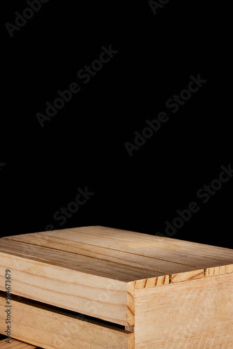 caja de madera clásica en fondo negro como base ideal para exhibir productos cosméticos, alimenticios y otros / classic wooden box on a black background as an ideal base for displaying cosmetic, food 