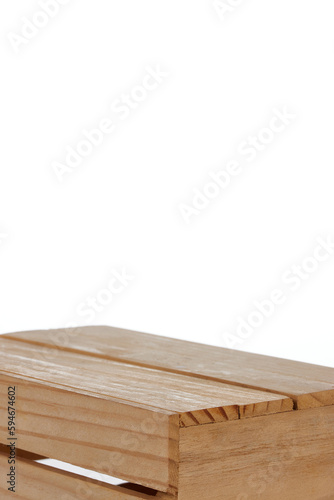 caja de madera clásica clara en fondo blanco como base ideal para exhibir productos cosméticos, alimenticios y otros / light classic wooden box on a white background as an ideal base for displaying co