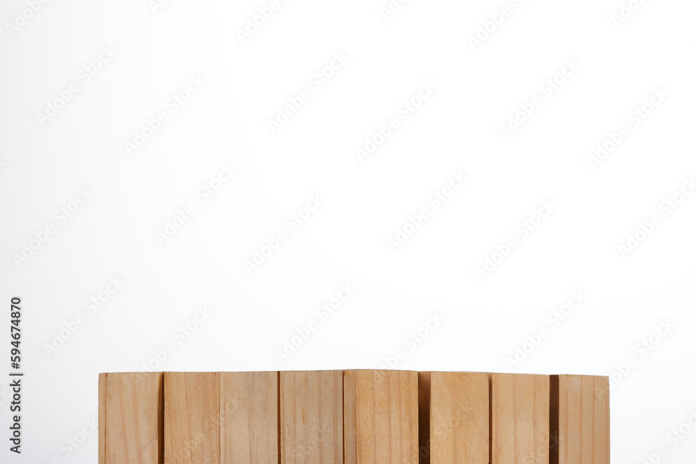 caja de madera clásica clara en fondo blanco como base ideal para exhibir productos cosméticos, alimenticios y otros / light classic wooden box on a white background as an ideal base for displaying co caja de madera clásica clara en fondo blanco como base ideal para exhibir productos cosméticos, alimenticios y otros / light classic wooden box on a white background as an ideal base for displaying co