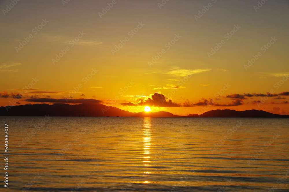 沖縄県小浜島　トゥマールビーチの美しい朝日