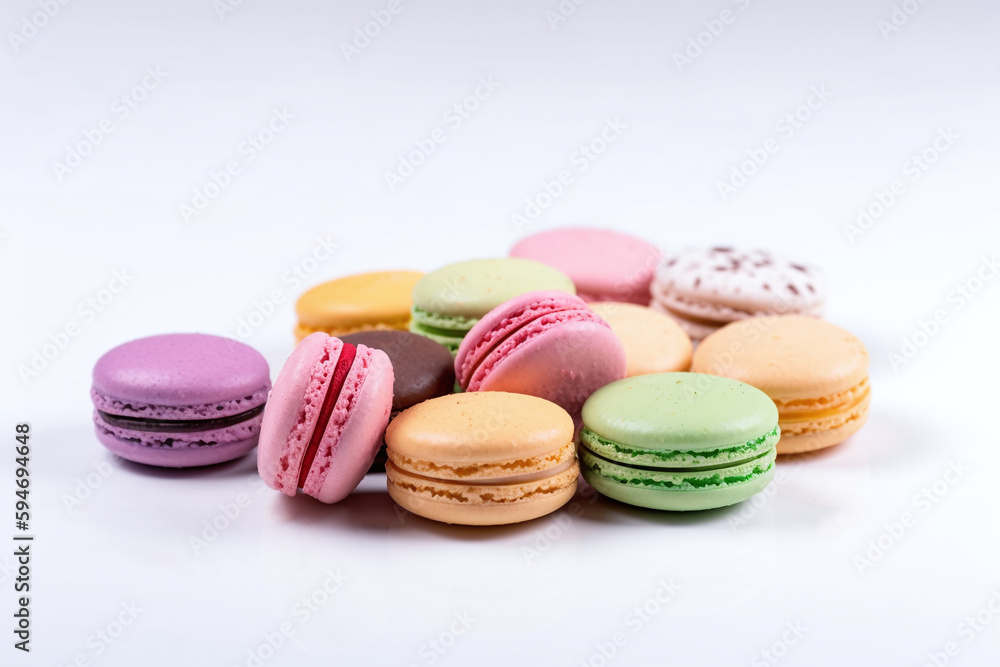 Gros plan sur des macarons colorés sur fond gris » IA générative Gros plan sur des macarons colorés sur fond gris » IA générative
