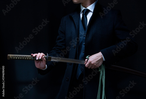 スーツ姿で刀を構える人物（The man holding katana and wearing suits）