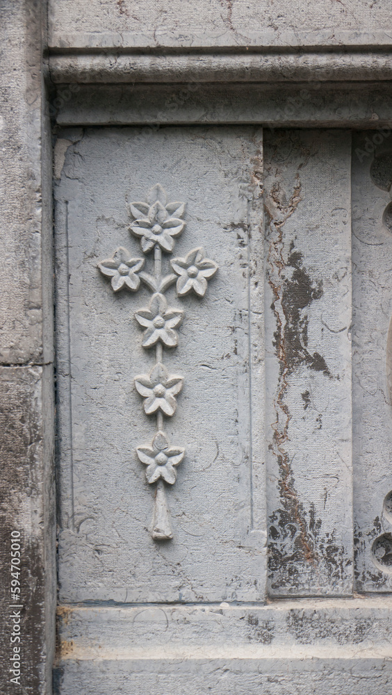 Diseño floral ornamental en elieves escultóricos  de fachada