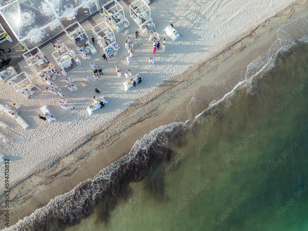vista aerea di un locale in spiaggia con persone sparse 