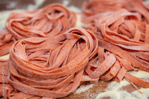Pasta fresca tallarines al huevo con masa de pimiento rojo.