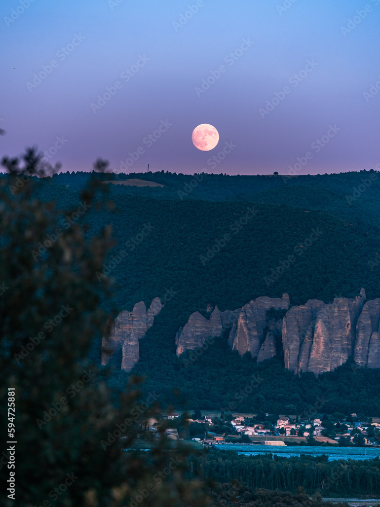 Lune au dessus des Pénitents des Mées dans le Sud de la France, à la tombé de la nuit, à l