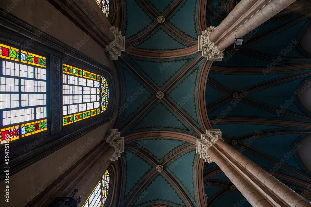 Obraz premium st. Antuan Catholic Church ceiling and column details in Istanbul