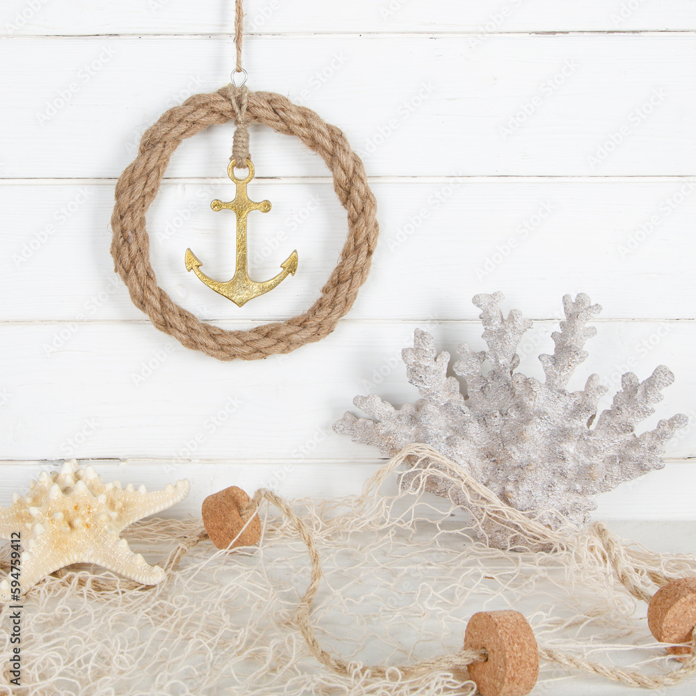 Φωτογραφία Sommerliche Strand Dekoration mit Seestern, Anker und Koralle auf weißem Holz Hi