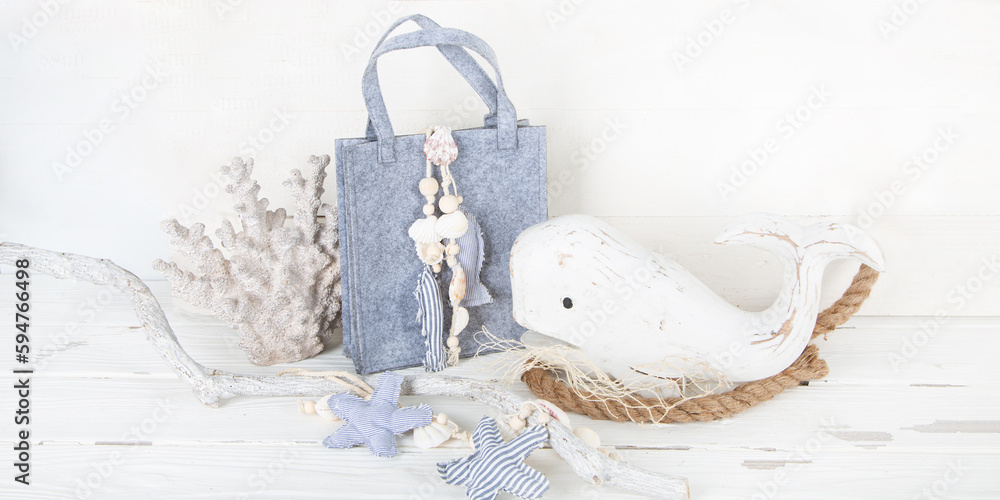 Geschenkbeutel aus Filz mit Wal aus Holz - maritime Dekoration in weiß, natur und grau als Geschenk Verpackung