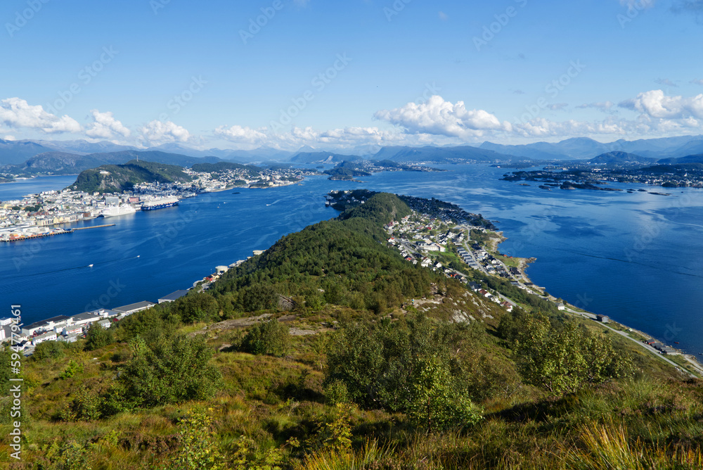 Wanderung am Sukkertoppen mit Blick auf Fjordlandschaft bei Alesund in Norwegen
