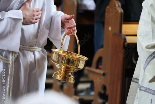 Naczynia liturgiczne w kościele koloru złotego. Do wody święconej. 