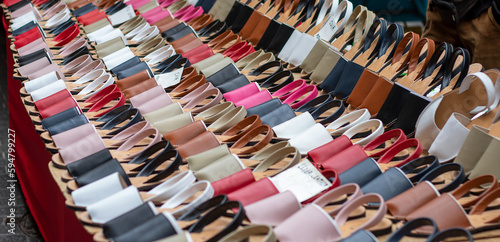 Calzado de cuero tradicional de varios colores. Las típicas sandalias 