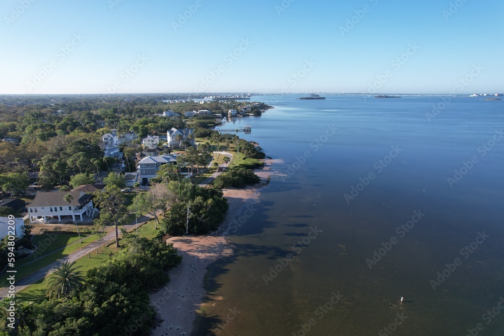 Obraz premium A beautiful drone photo of Crystal Beach Pier, a community park with a fishing pier in Tampa Bay.