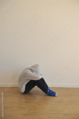 menino triste solitario chorando 