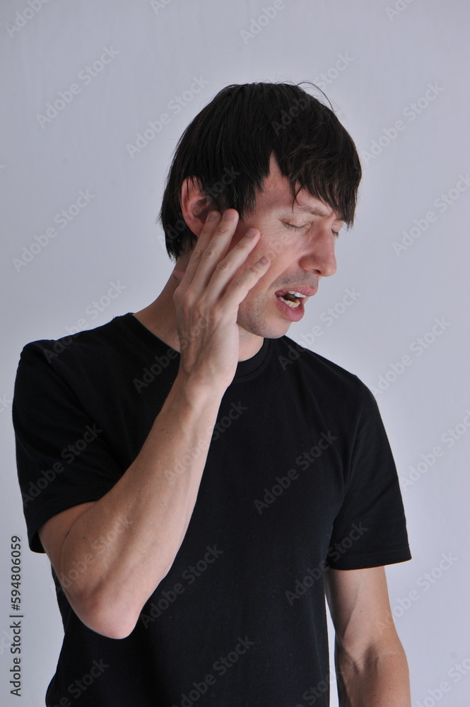 homem com dor cefaléia 