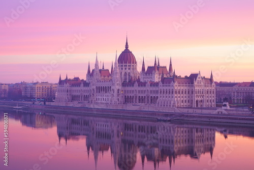 朝焼けのブダペスト国会議事堂 © Bertele