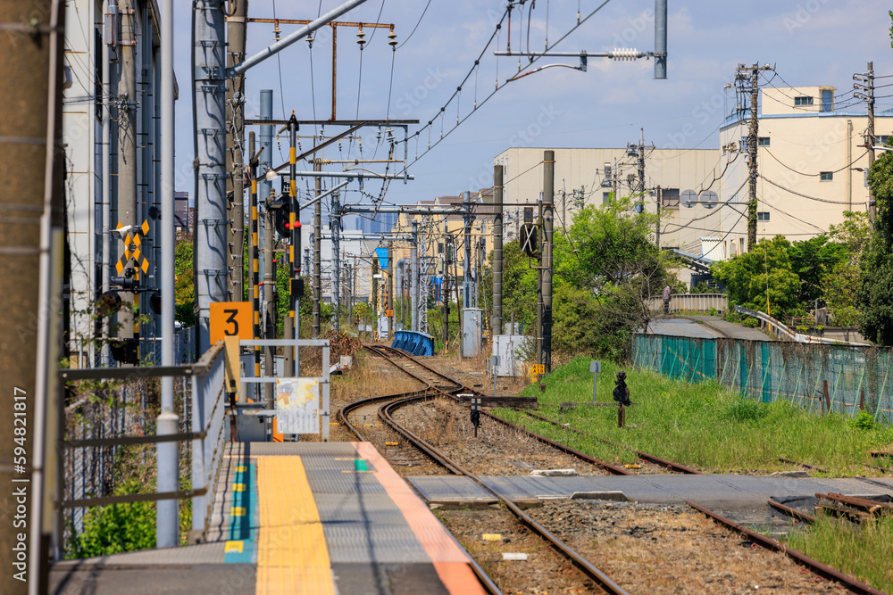 ローカル単線の駅の誰もいないプラットフォーム StockFoto Adobe Stock