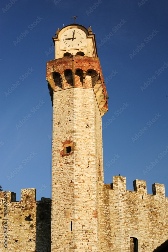 La torre dell'orologio di Nozzano Castello, Lucca, Toscana, Italia