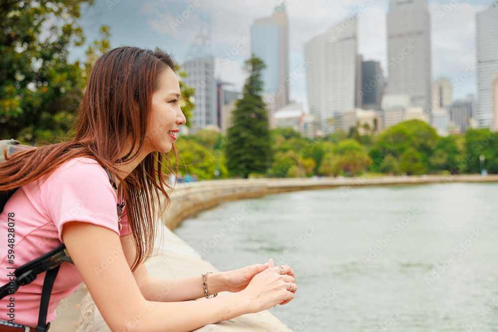都心から近いシドニーの海辺で景色を眺める女性の横顔