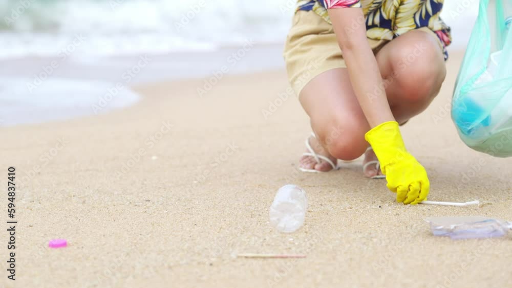 Vidéo Stock Asian family travel ocean on summer holiday vacation