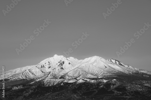 モノクロームの雪山。北海道の斜里岳。
