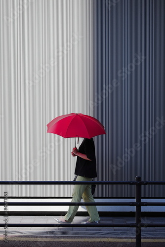 赤い傘の女性