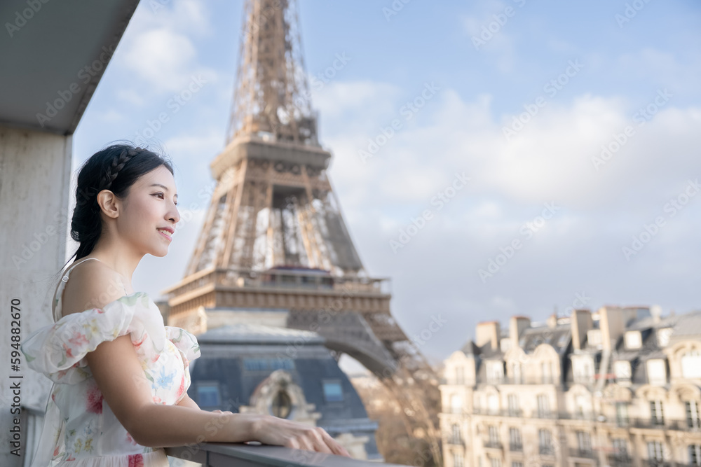 Woman tourists in front of the Eiffel tower, Paris.