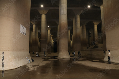 地下神殿。首都圏外郭放水路。５９本の柱が林立する調圧水槽。
