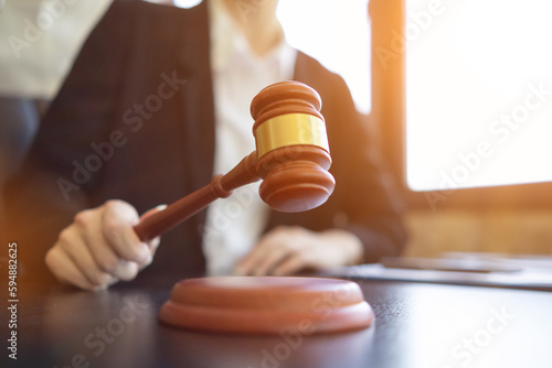 Foto wooden judge gavel on table as symbol of justice for use in legal cases judicial system and civil rights and social justice concept with judge