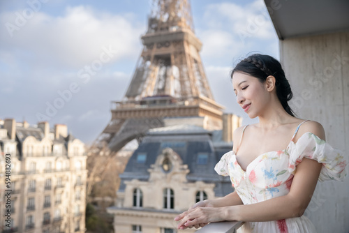 Woman tourists in front of the Eiffel tower, Paris. © marchsirawit