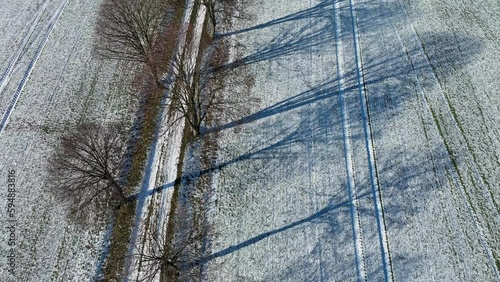 Feldweg im Winter, Drohnenaufnahme

