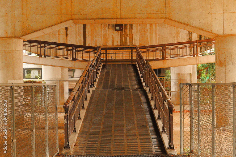 Obraz premium 陸橋したの歩道橋