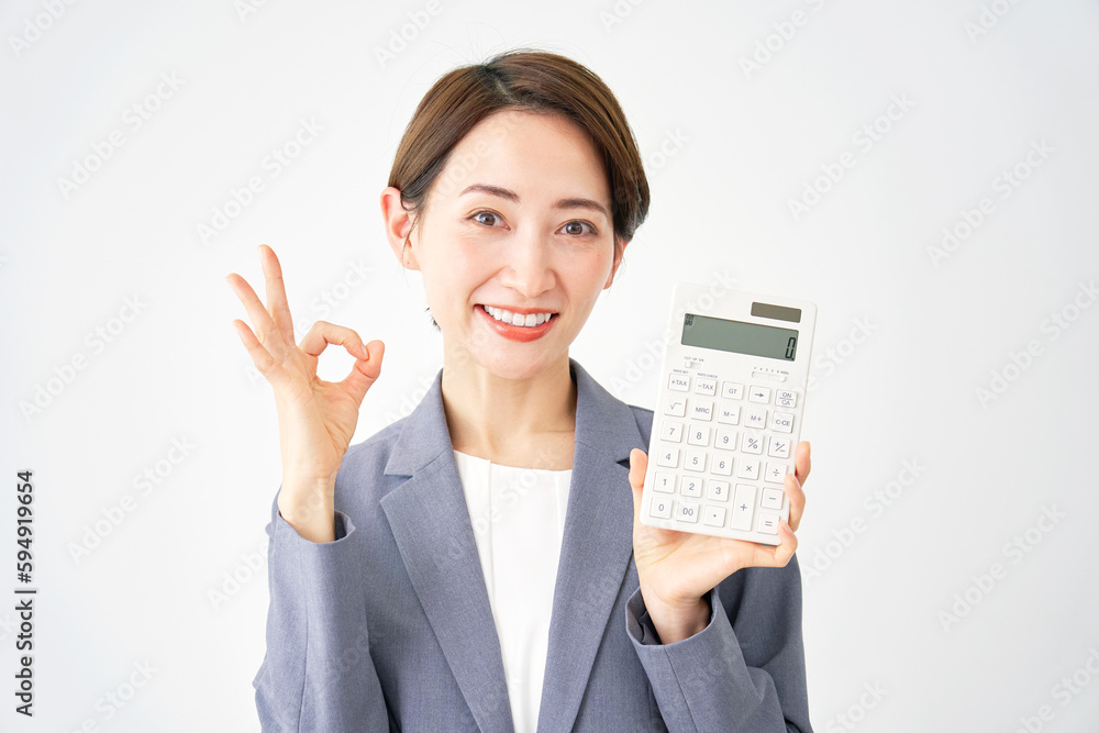 電卓を持ってOKサインするビジネスウーマン　白背景