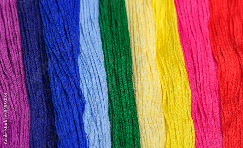 Kolorowe nici wypełniające cały kadr tworząc motyw tęczy  © Paweł Kacperek
