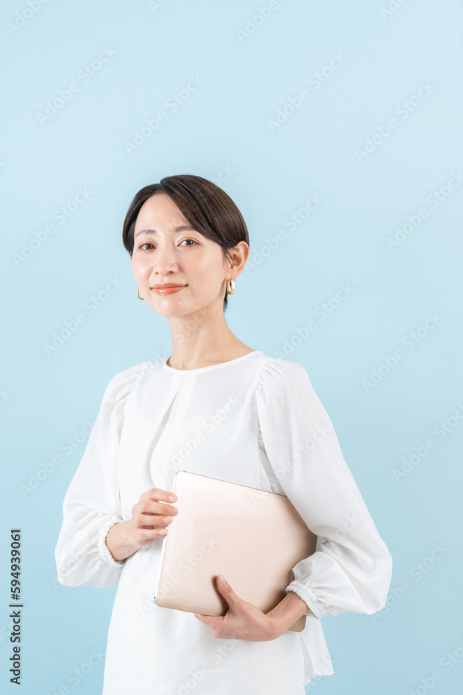 パソコンを持った女性（カジュアルビジネス）