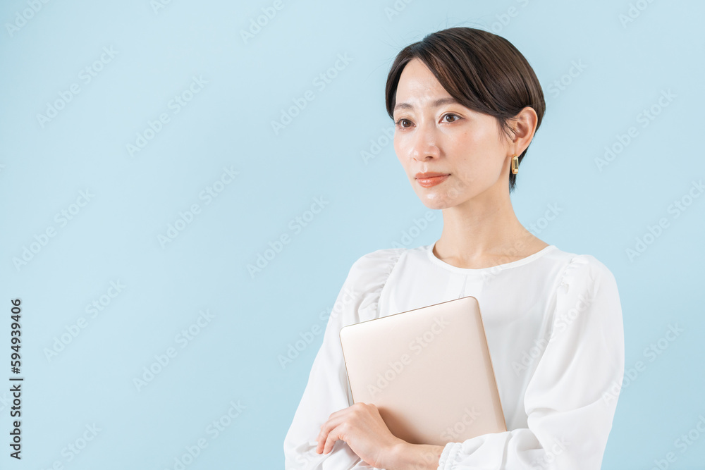 パソコンを持った女性(カジュアルビジネス) パソコンを持った女性(カジュアルビジネス)
