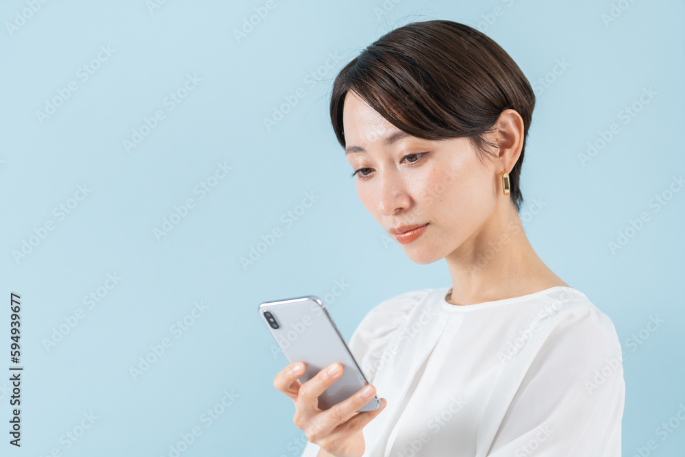 スマホを持つ女性 スマホを持つ女性