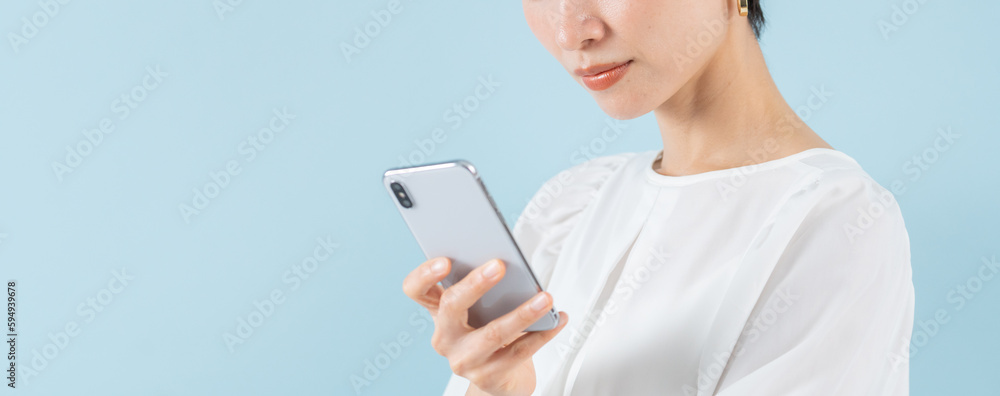 スマホを持つ女性