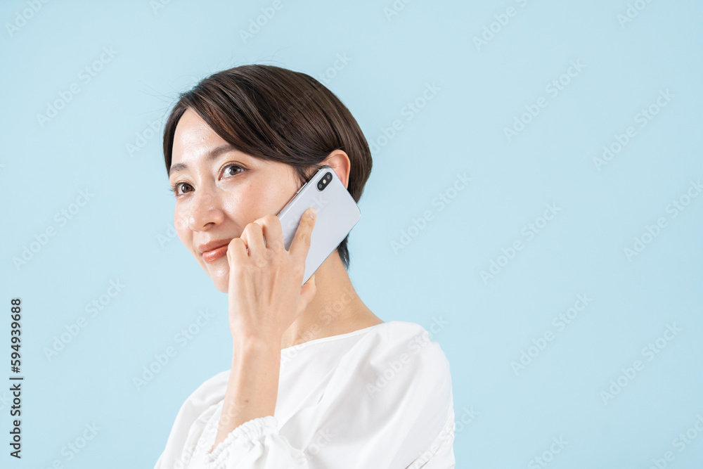 スマホで電話する女性