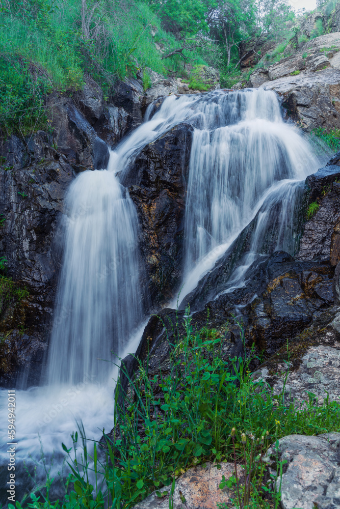 Obraz premium Ligero efecto seda en bonita cascada