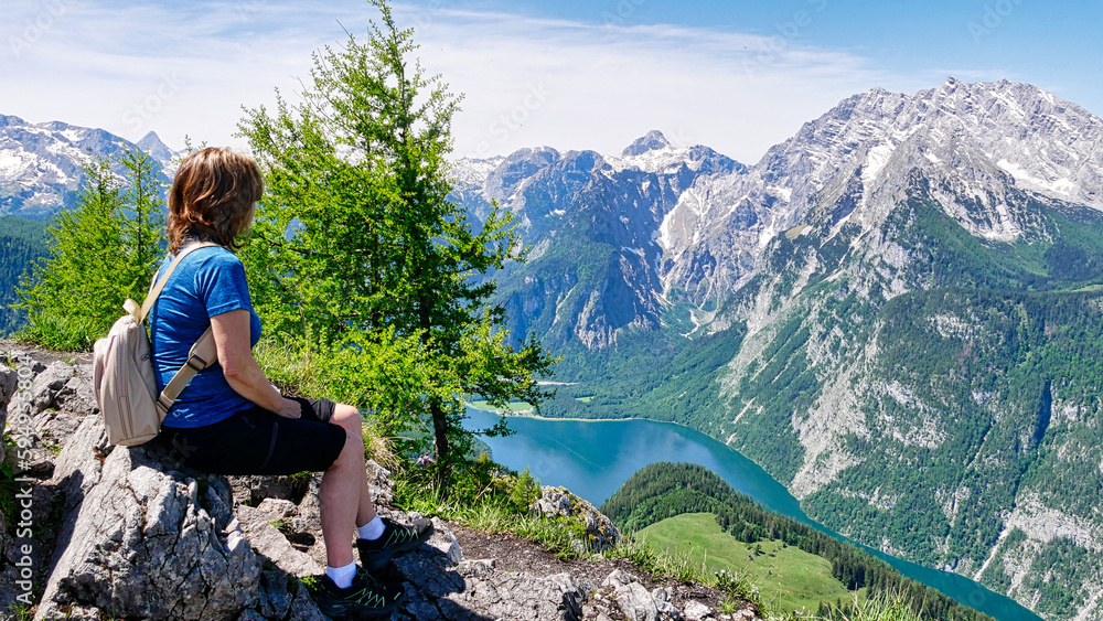 Naklejka premium Wanderin am Jennner Gipfel mit Blick auf den Königsee und Watzmann